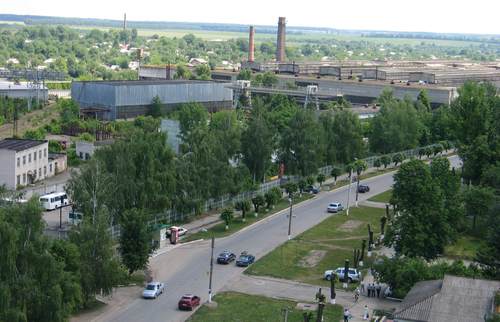 Вид на завод і центральну вулицю міста